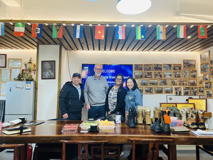 عملاء من النرويج والدنمارك يزورون شركة قوانغتشو هاناجال للأحذية المحدودة لاستكشاف فرص جديدة في الصناعة